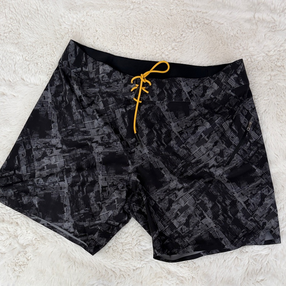 Lululemon,Size 40,Men's Black and Gray Swim Shorts - Picture 17 of 17